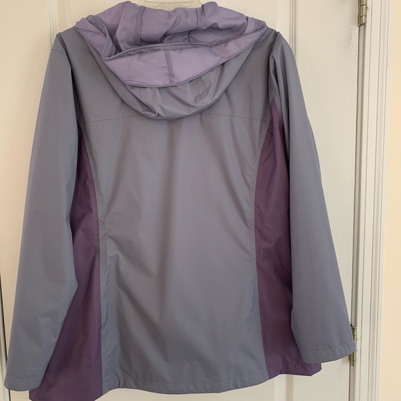 Columbia lightweight jacket or rain jacket. - Picture 10 of 11